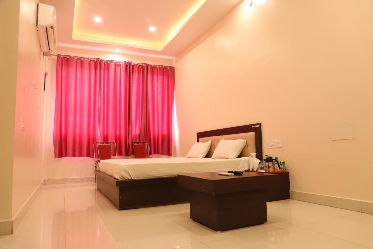 Hotel Shri Siddhivinayak Bina-Etawa Kültér fotó